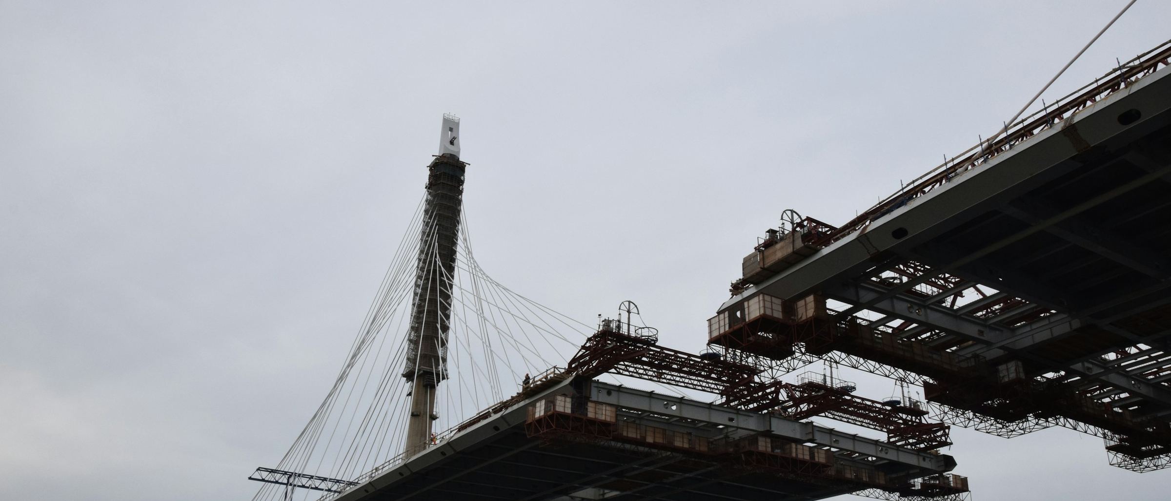 Brugdek in aanbouw met tuikabels boven het water