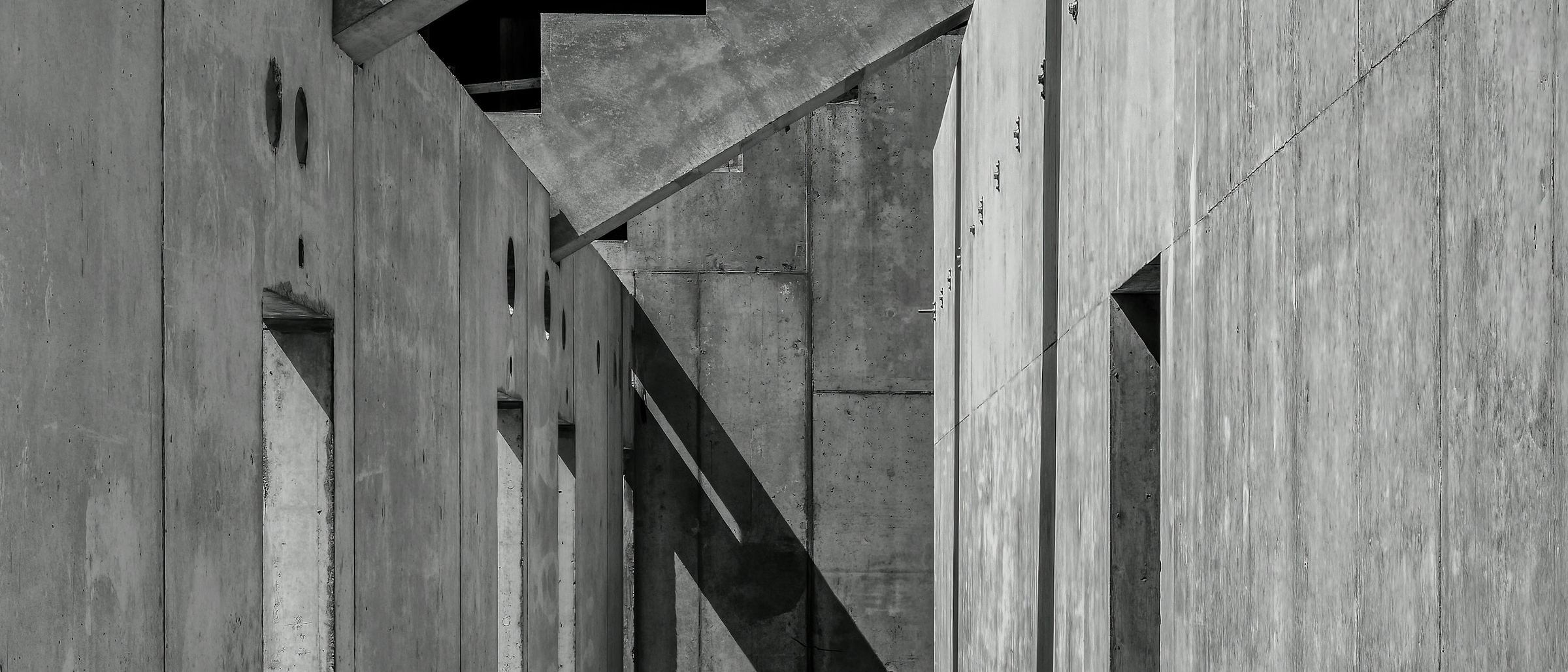 Betonnen gang in een ruwbouwconstructie